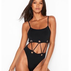 Victoria’s Secret Criss Cross One Piece 🌴